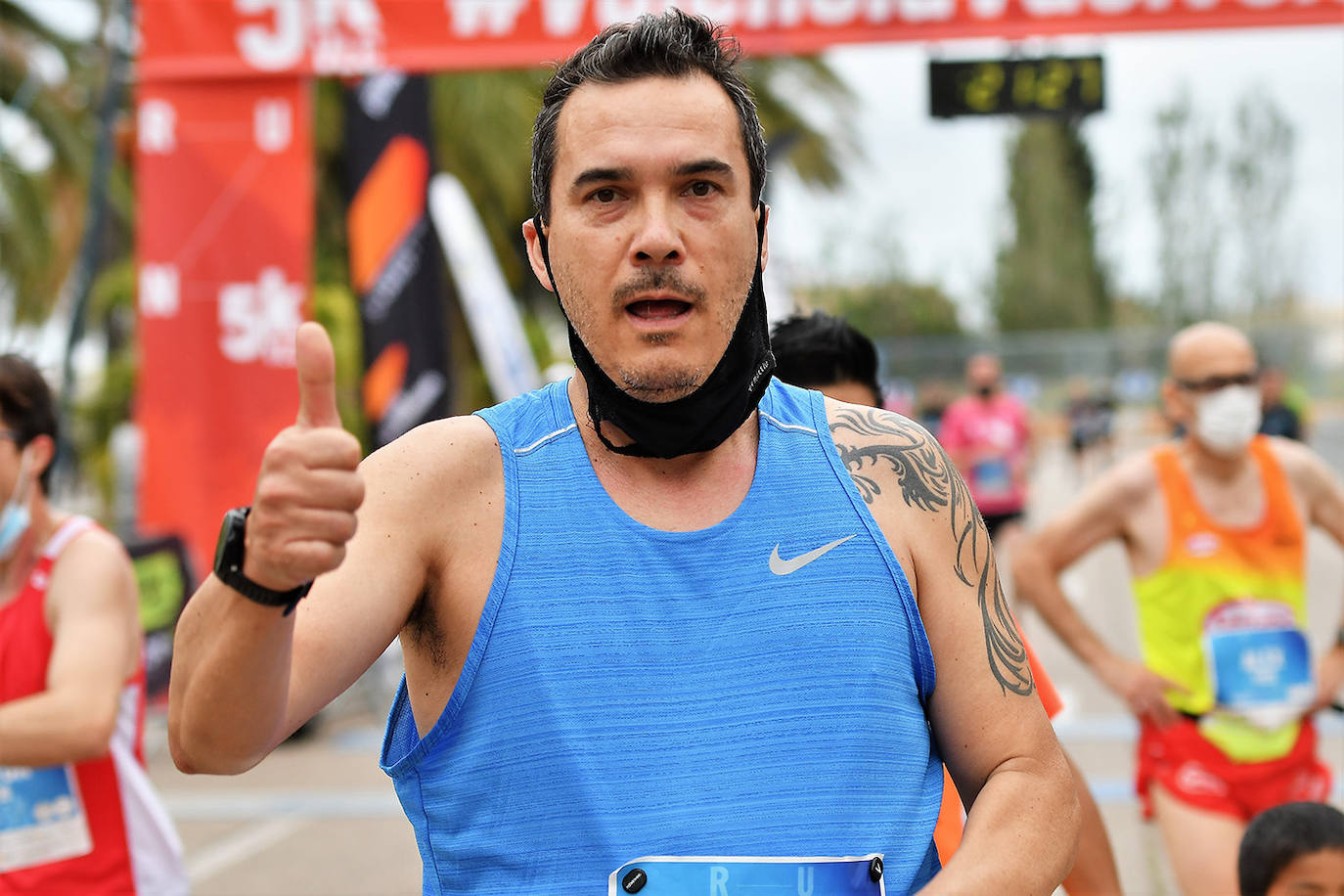 Bajo el lema 'Valencia vuelve a correr', los participantes de la 5K han salido a recorrer la ciudad de Valencia al ritmo de sus zancadas. La ciudad ha acogido la segunda carrera popular tras más de un año de parón por el coronavirus y los corredores se han lanzado a las calles con ganas e ilusión.