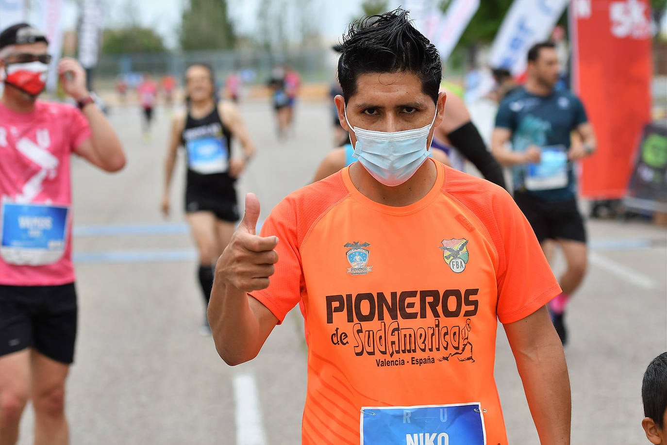 Bajo el lema 'Valencia vuelve a correr', los participantes de la 5K han salido a recorrer la ciudad de Valencia al ritmo de sus zancadas. La ciudad ha acogido la segunda carrera popular tras más de un año de parón por el coronavirus y los corredores se han lanzado a las calles con ganas e ilusión.