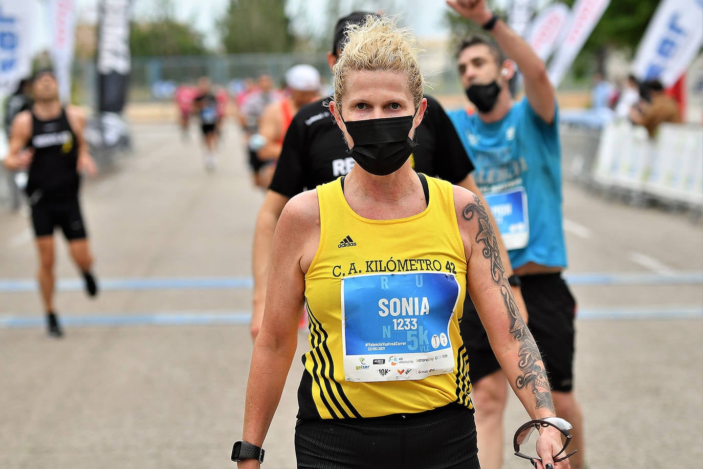 Bajo el lema 'Valencia vuelve a correr', los participantes de la 5K han salido a recorrer la ciudad de Valencia al ritmo de sus zancadas. La ciudad ha acogido la segunda carrera popular tras más de un año de parón por el coronavirus y los corredores se han lanzado a las calles con ganas e ilusión.