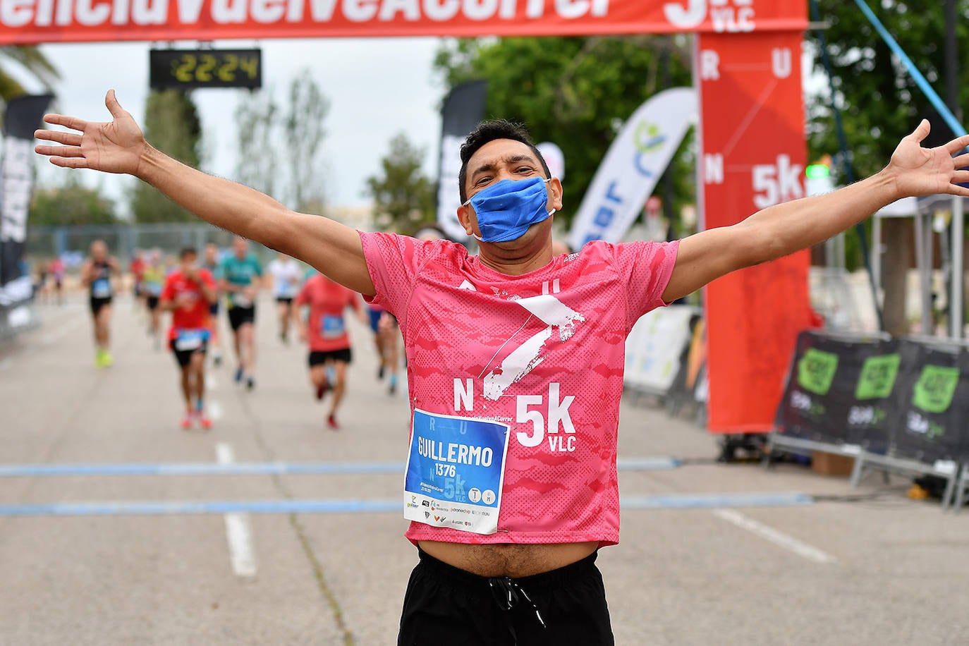 Bajo el lema 'Valencia vuelve a correr', los participantes de la 5K han salido a recorrer la ciudad de Valencia al ritmo de sus zancadas. La ciudad ha acogido la segunda carrera popular tras más de un año de parón por el coronavirus y los corredores se han lanzado a las calles con ganas e ilusión.