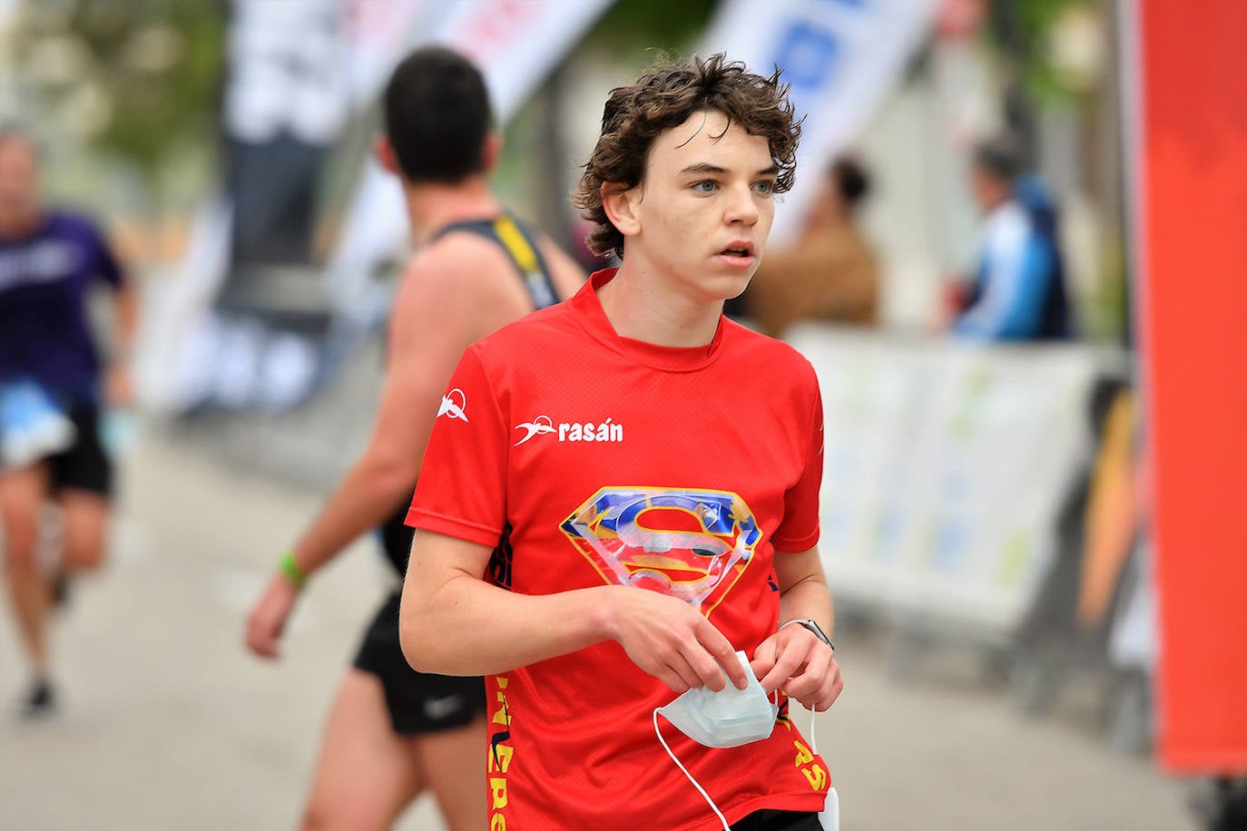 Bajo el lema 'Valencia vuelve a correr', los participantes de la 5K han salido a recorrer la ciudad de Valencia al ritmo de sus zancadas. La ciudad ha acogido la segunda carrera popular tras más de un año de parón por el coronavirus y los corredores se han lanzado a las calles con ganas e ilusión.