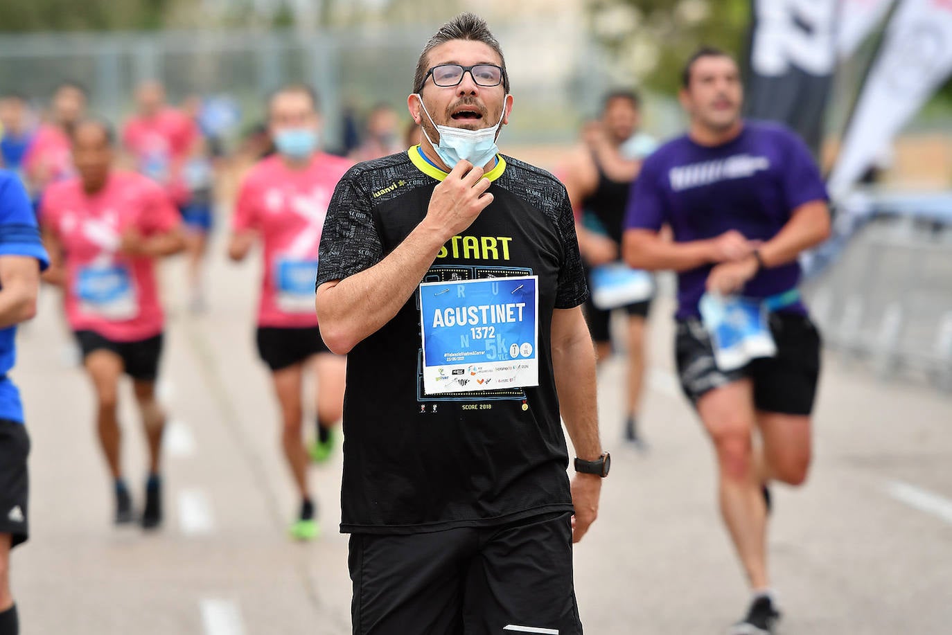 Bajo el lema 'Valencia vuelve a correr', los participantes de la 5K han salido a recorrer la ciudad de Valencia al ritmo de sus zancadas. La ciudad ha acogido la segunda carrera popular tras más de un año de parón por el coronavirus y los corredores se han lanzado a las calles con ganas e ilusión.