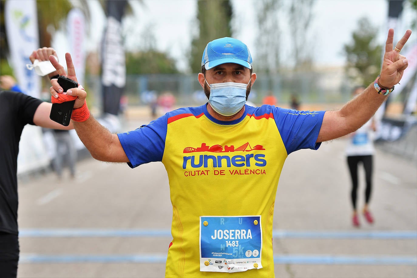 Bajo el lema 'Valencia vuelve a correr', los participantes de la 5K han salido a recorrer la ciudad de Valencia al ritmo de sus zancadas. La ciudad ha acogido la segunda carrera popular tras más de un año de parón por el coronavirus y los corredores se han lanzado a las calles con ganas e ilusión.