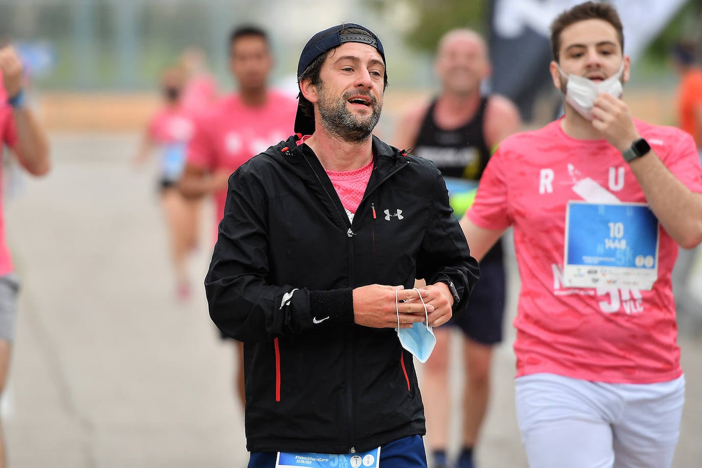 Bajo el lema 'Valencia vuelve a correr', los participantes de la 5K han salido a recorrer la ciudad de Valencia al ritmo de sus zancadas. La ciudad ha acogido la segunda carrera popular tras más de un año de parón por el coronavirus y los corredores se han lanzado a las calles con ganas e ilusión.