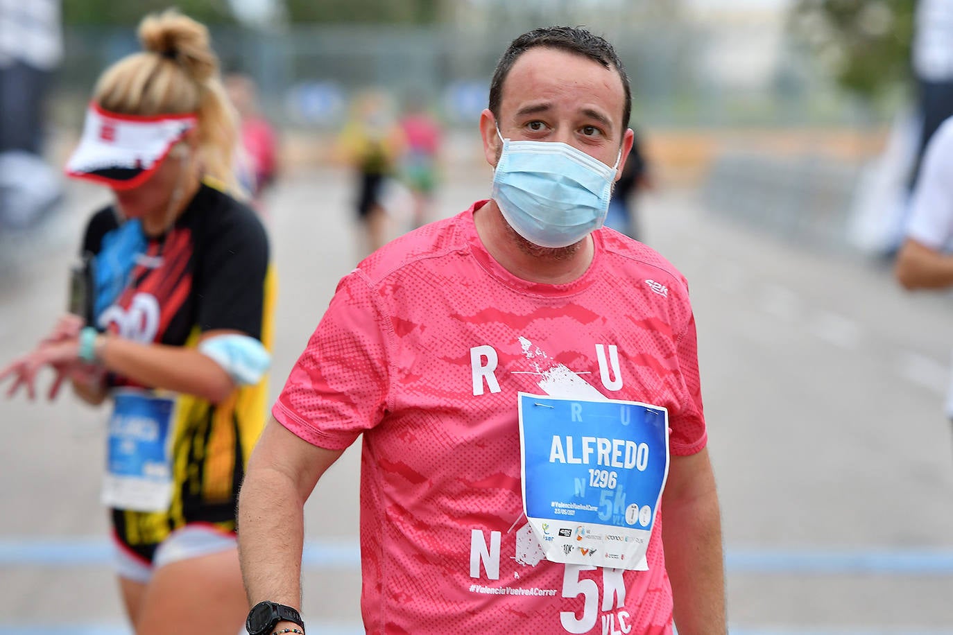 Bajo el lema 'Valencia vuelve a correr', los participantes de la 5K han salido a recorrer la ciudad de Valencia al ritmo de sus zancadas. La ciudad ha acogido la segunda carrera popular tras más de un año de parón por el coronavirus y los corredores se han lanzado a las calles con ganas e ilusión.