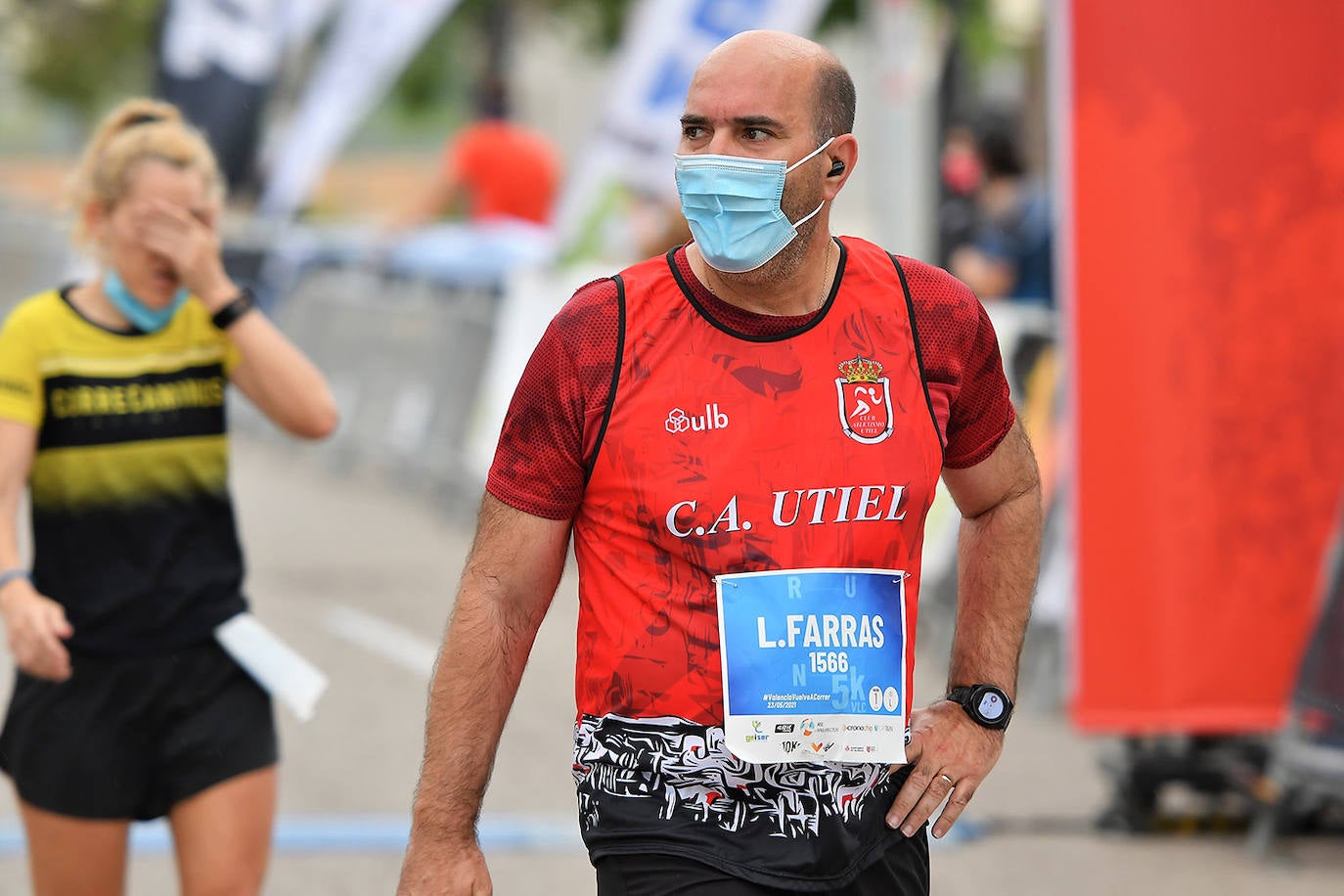 Bajo el lema 'Valencia vuelve a correr', los participantes de la 5K han salido a recorrer la ciudad de Valencia al ritmo de sus zancadas. La ciudad ha acogido la segunda carrera popular tras más de un año de parón por el coronavirus y los corredores se han lanzado a las calles con ganas e ilusión.