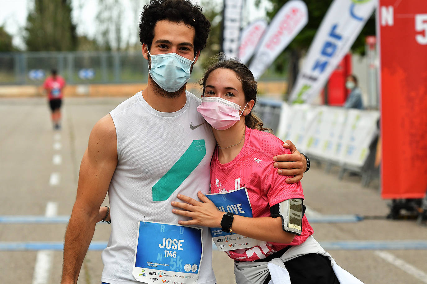 Bajo el lema 'Valencia vuelve a correr', los participantes de la 5K han salido a recorrer la ciudad de Valencia al ritmo de sus zancadas. La ciudad ha acogido la segunda carrera popular tras más de un año de parón por el coronavirus y los corredores se han lanzado a las calles con ganas e ilusión.