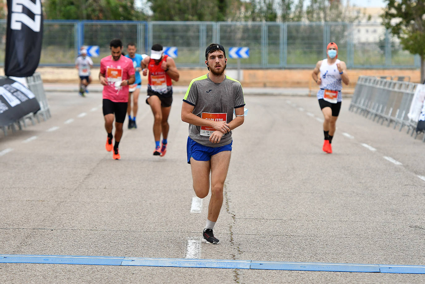 Bajo el lema 'Valencia vuelve a correr', los participantes de la 5K han salido a recorrer la ciudad de Valencia al ritmo de sus zancadas. La ciudad ha acogido la segunda carrera popular tras más de un año de parón por el coronavirus y los corredores se han lanzado a las calles con ganas e ilusión.