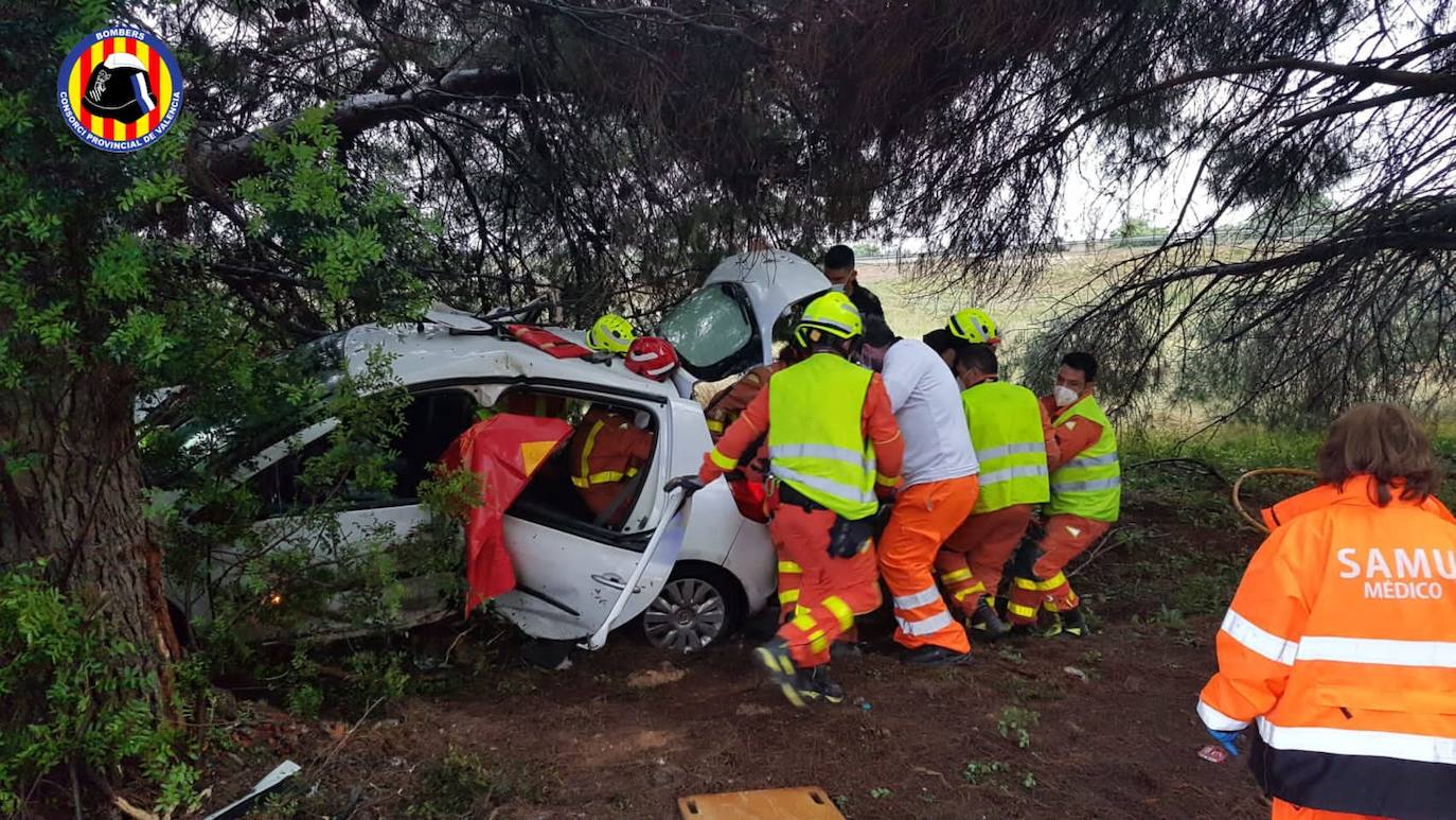 Efectivos de bomberos en el lugar del accidente. 