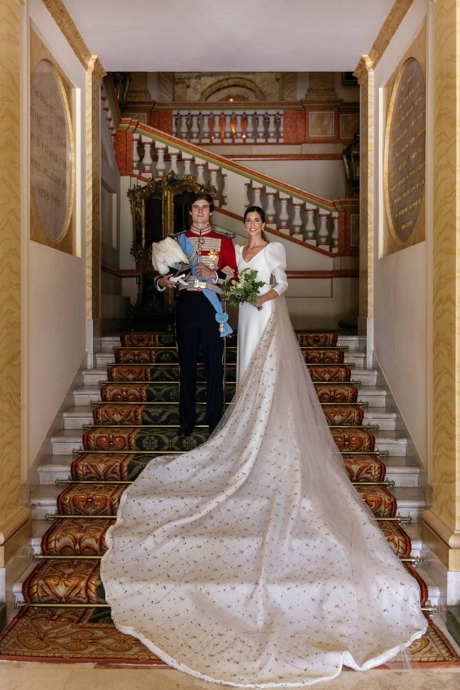 Carlos Fitz-James Stuart, conde de Osorno e hijo de del actual duque de Alba y de Matilde Solís, y Belén Corsini contraían matrimonio el pasado sábado en el Palacio de Liria de Madrid. El vestido, de la firma Navascués, ha sido el secreto mejor guardado por la novia y su entorno. No se desveló ninguna imagen hasta el domingo a última hora 