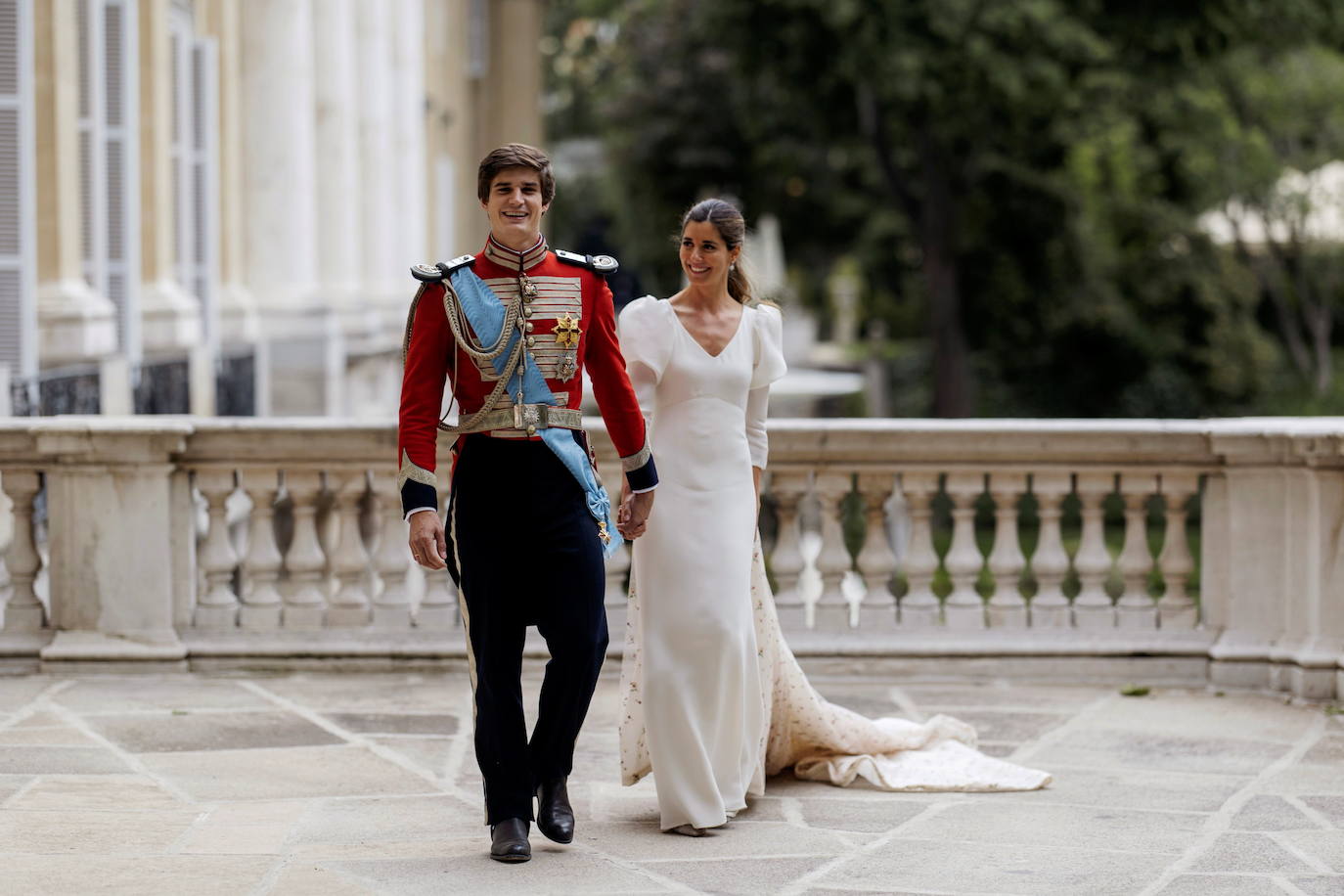 Carlos Fitz-James Stuart, conde de Osorno e hijo de del actual duque de Alba y de Matilde Solís, y Belén Corsini contraían matrimonio el pasado sábado en el Palacio de Liria de Madrid. El vestido, de la firma Navascués, ha sido el secreto mejor guardado por la novia y su entorno. No se desveló ninguna imagen hasta el domingo a última hora 