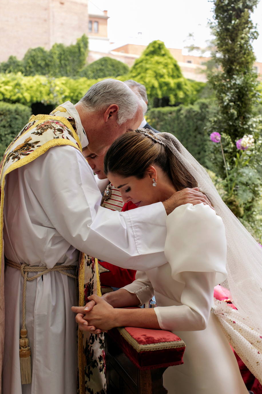 Carlos Fitz-James Stuart, conde de Osorno e hijo de del actual duque de Alba y de Matilde Solís, y Belén Corsini contraían matrimonio el pasado sábado en el Palacio de Liria de Madrid. El vestido, de la firma Navascués, ha sido el secreto mejor guardado por la novia y su entorno. No se desveló ninguna imagen hasta el domingo a última hora 