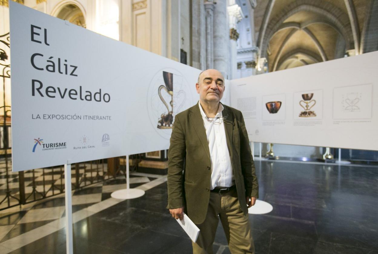 Gabriel Songel ante los paneles de la exposición en la catedral. Damián Torres
