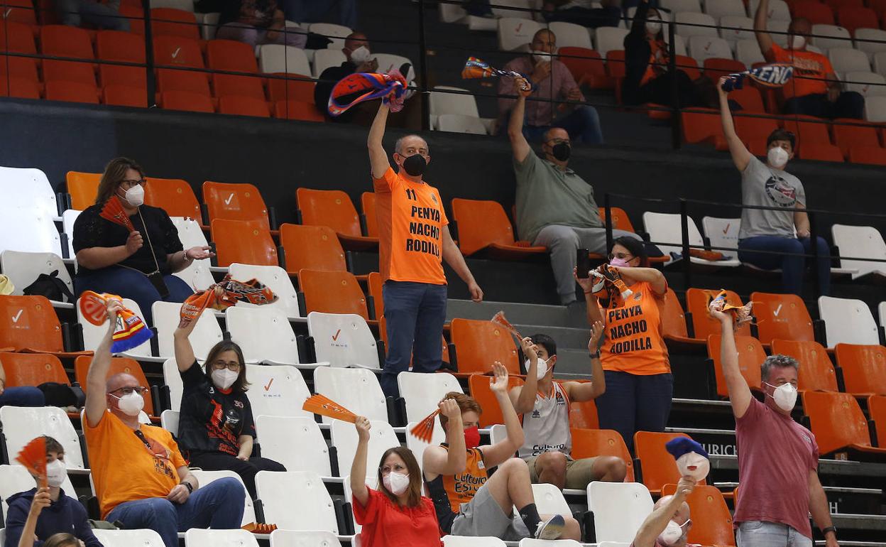 Un grupo de aficionados en la Fonteta durante el partido entre el Valencia Basket y el Fuenlabrada. 