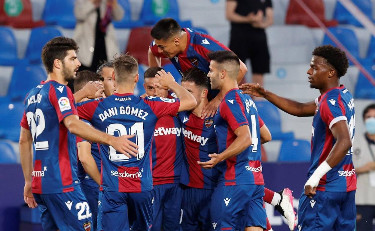 Los futbolistas del Levante celebran un gol de Roger al Cádiz