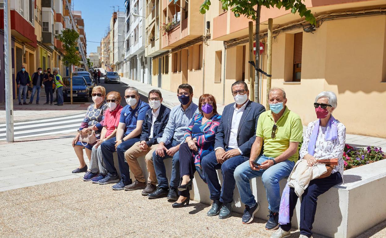 El alcalde, autoridades y vecinos. 