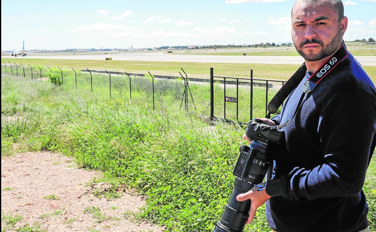 Borja, junto a la pista del aeropuerto de Manises, preparado con su cámara con teleobjetivo. 