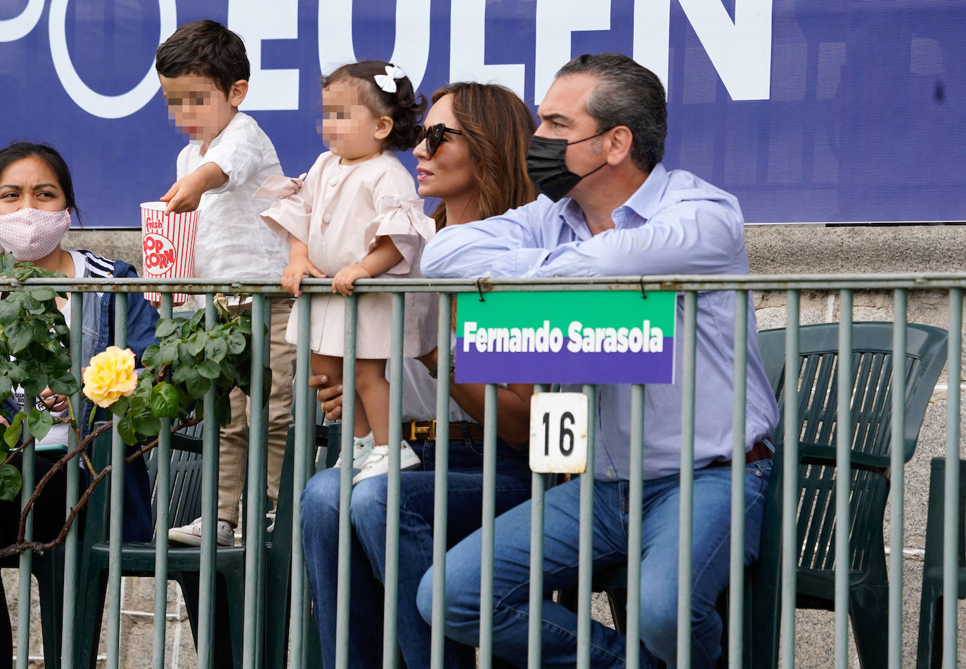 Gigi Sarasola, su mujer Sara Zaldívar y sus dos hijos