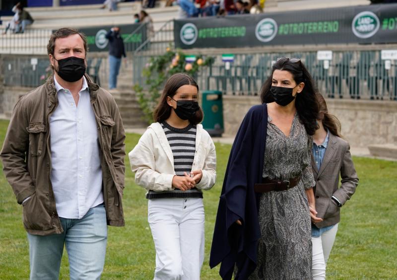 Iván Espinosa de los Monteros y Rocío Monasterio con sus hijas.