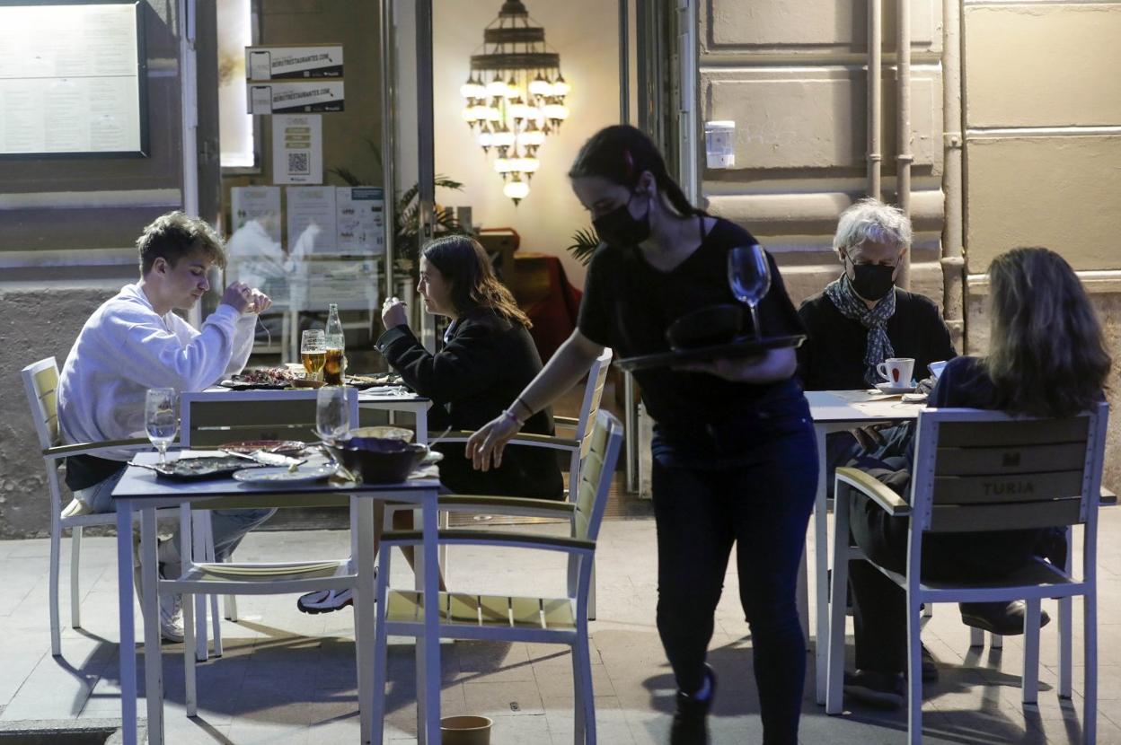 Terrazas de bares en el barrio de Ruzafa en el primer día del cambio del toque de queda. irene marsilla 