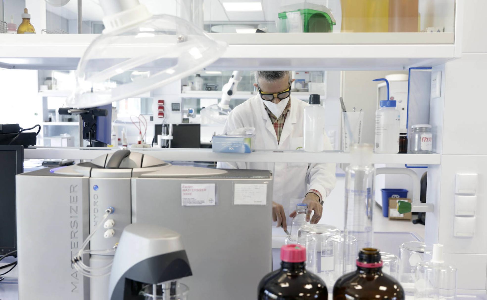 Un trabajador en el recién estrenado laboratorio de Bayer en Valencia. 