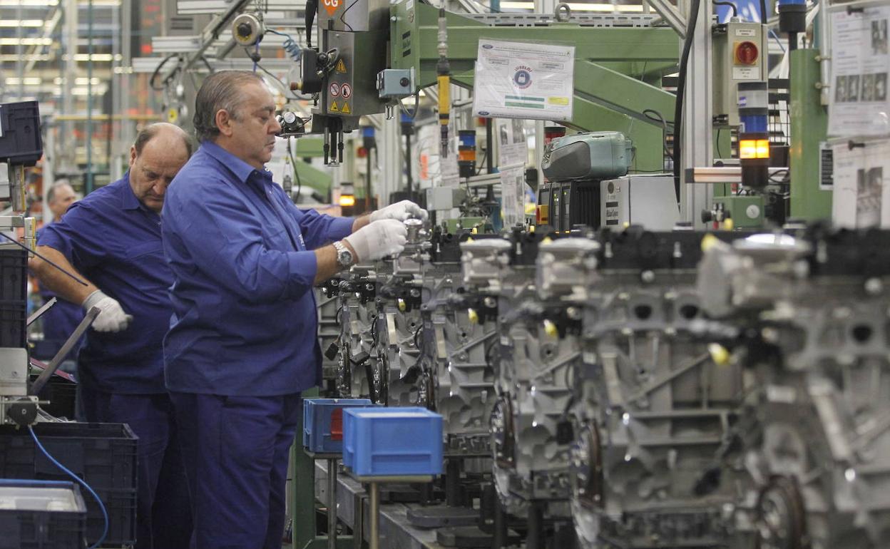 Trabajadores de Ford Almussafes en la factoría antes de la pandemia. 