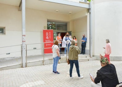 Imagen secundaria 1 - La vacunación en los puntos de Godella y Alfafar, y el alcalde de Xirivella, Miche Montaner recibe la vacuna en el municipio. 