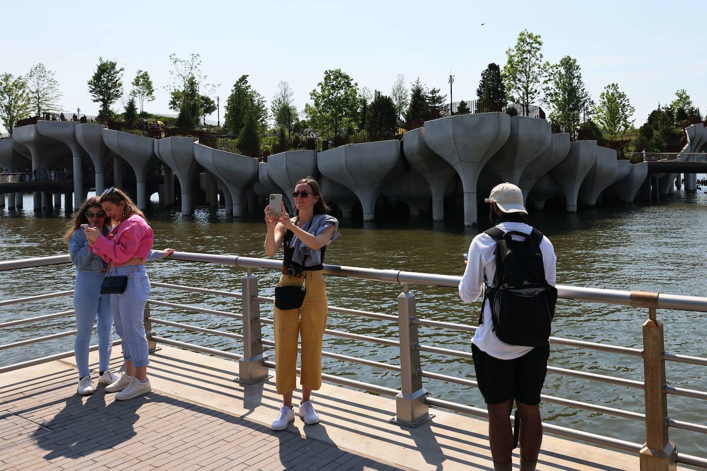 Sobre 132 enormes tulipanes de cemento sostenidos por pilares a orillas del río Hudson levita 'Little Island' (Pequeña Isla), un nuevo parque público flotante de 260 millones de dólares inaugurado el pasado viernes en Nueva York para deleite de la población, tras más de un año de pandemia. 