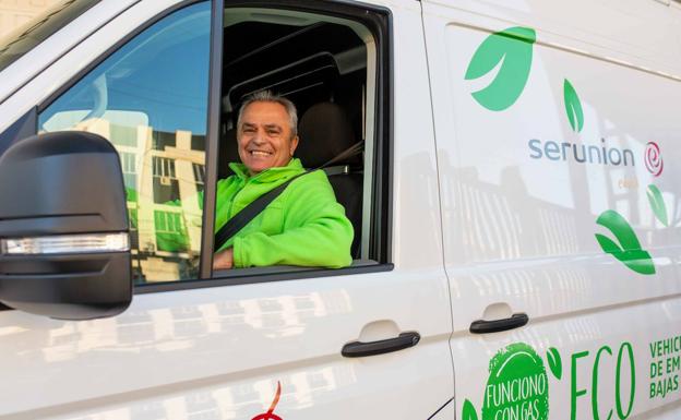 Trabajador de Menjar a casa Serunion en una furgoneta de la nueva flota ecológica