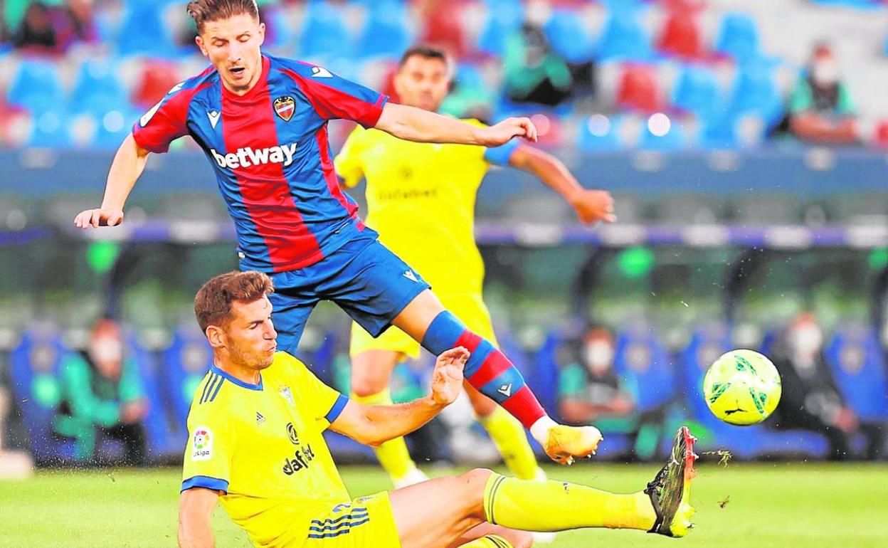 Bardhi, durante el partido contra el Cádiz. 