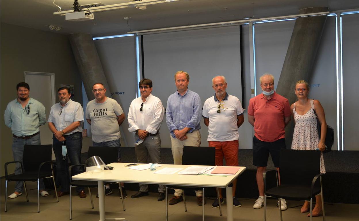 Los miembros de la actual directiva del CD Dénia, tras una reunión. 