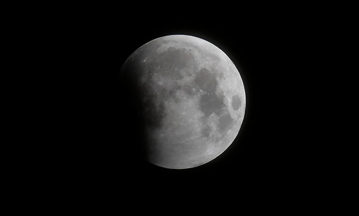 Durante el eclipse, la luna llena ha atravesado la sombra de la Tierra