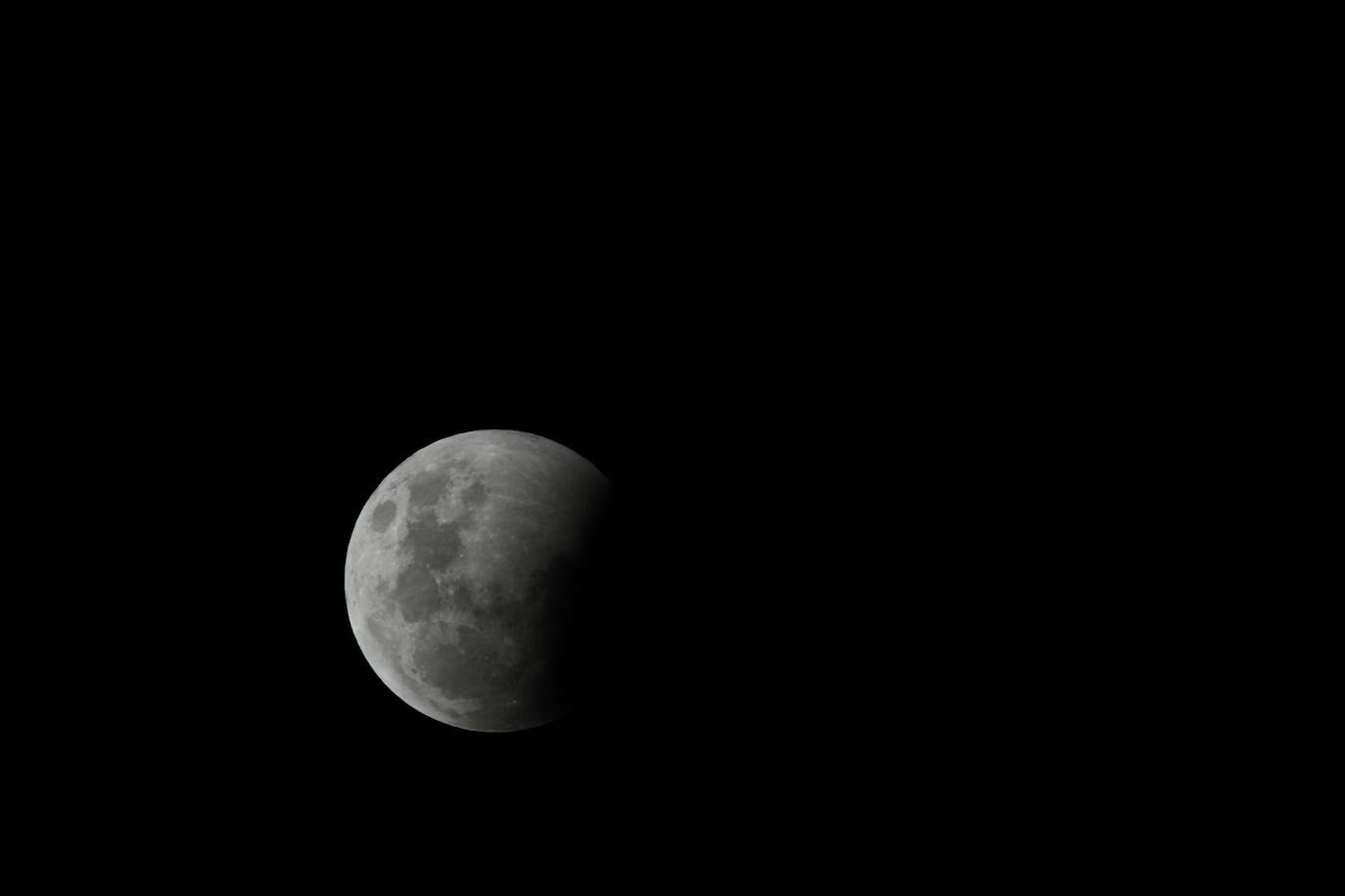 Durante el eclipse, la luna llena ha atravesado la sombra de la Tierra