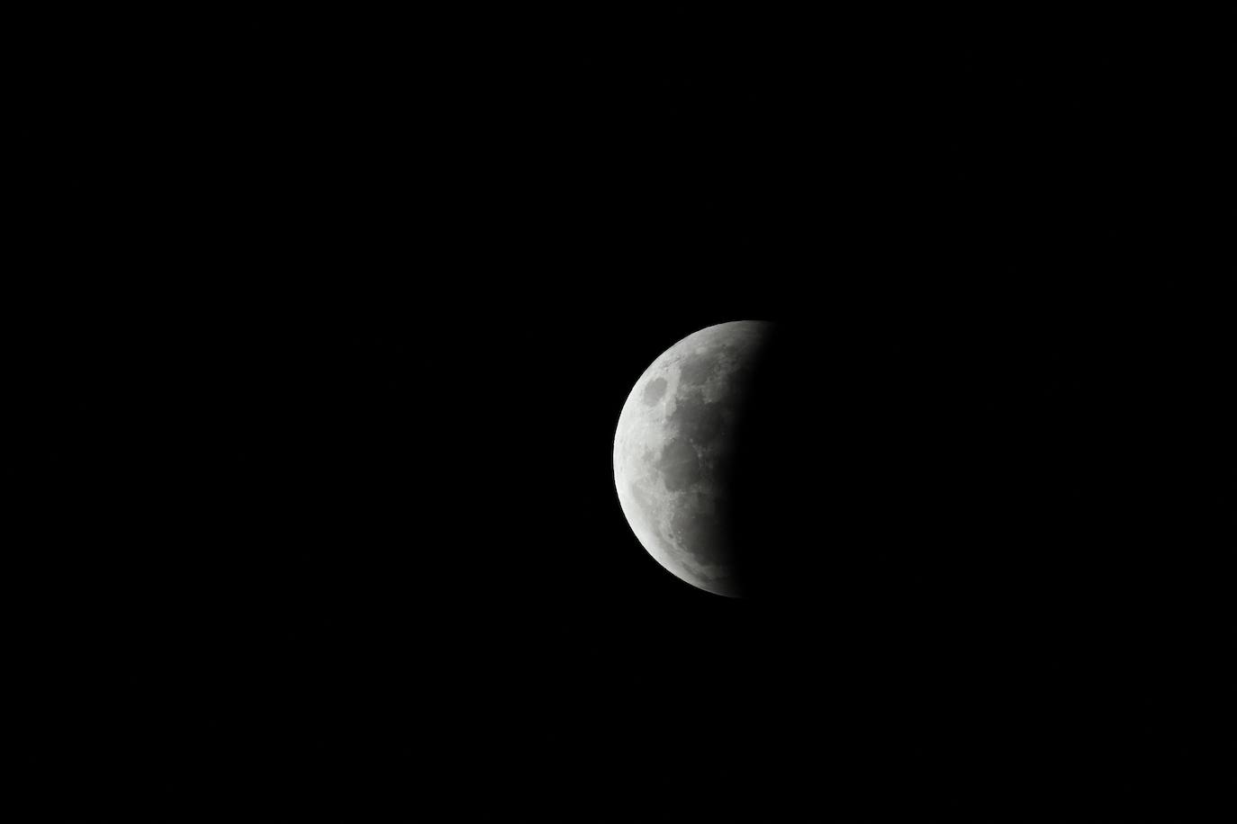 Durante el eclipse, la luna llena ha atravesado la sombra de la Tierra