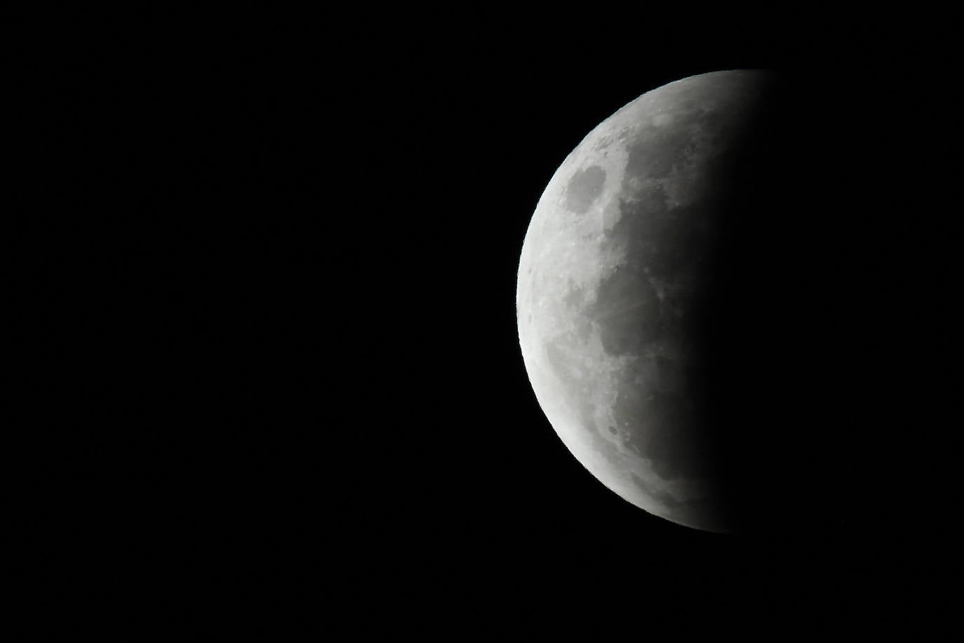 Durante el eclipse, la luna llena ha atravesado la sombra de la Tierra