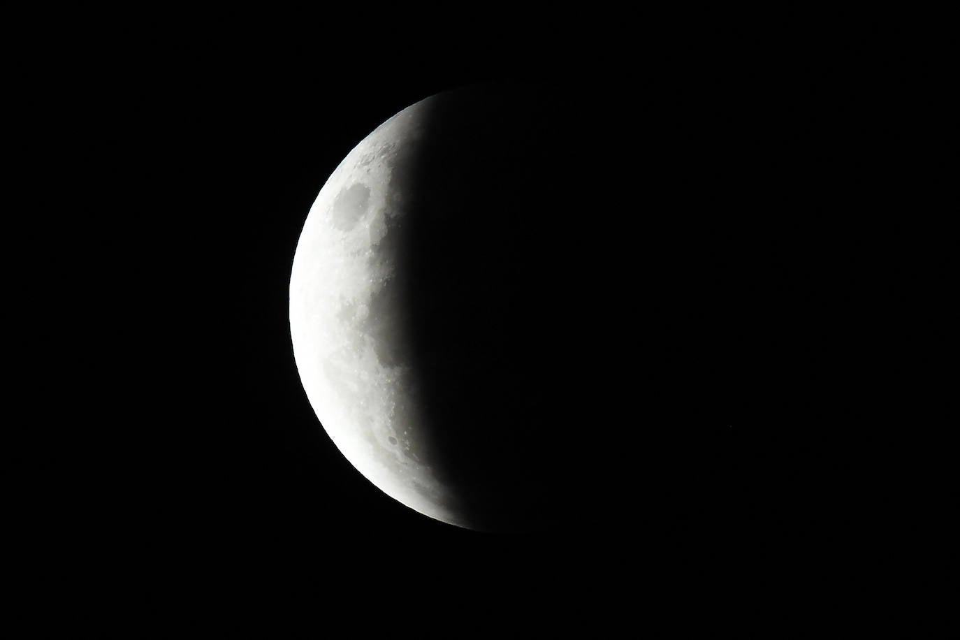 Durante el eclipse, la luna llena ha atravesado la sombra de la Tierra