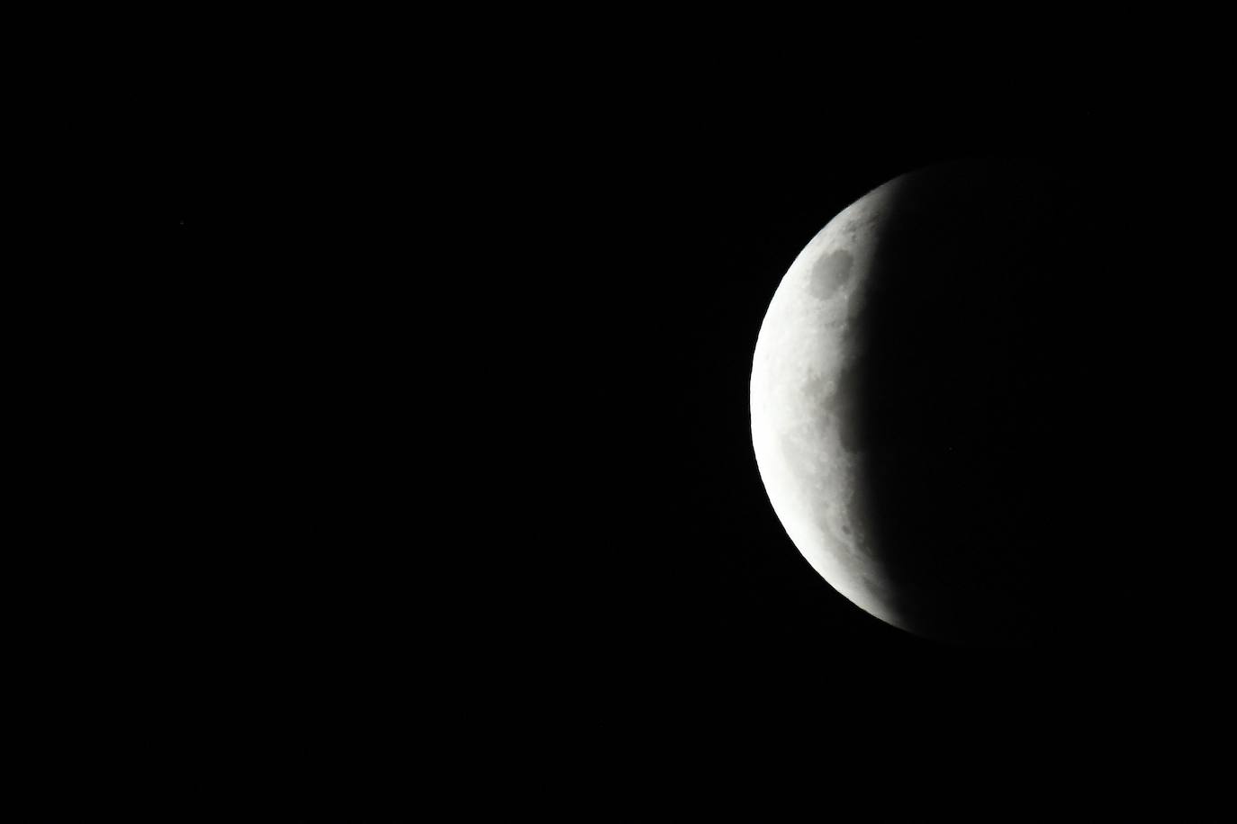 Durante el eclipse, la luna llena ha atravesado la sombra de la Tierra