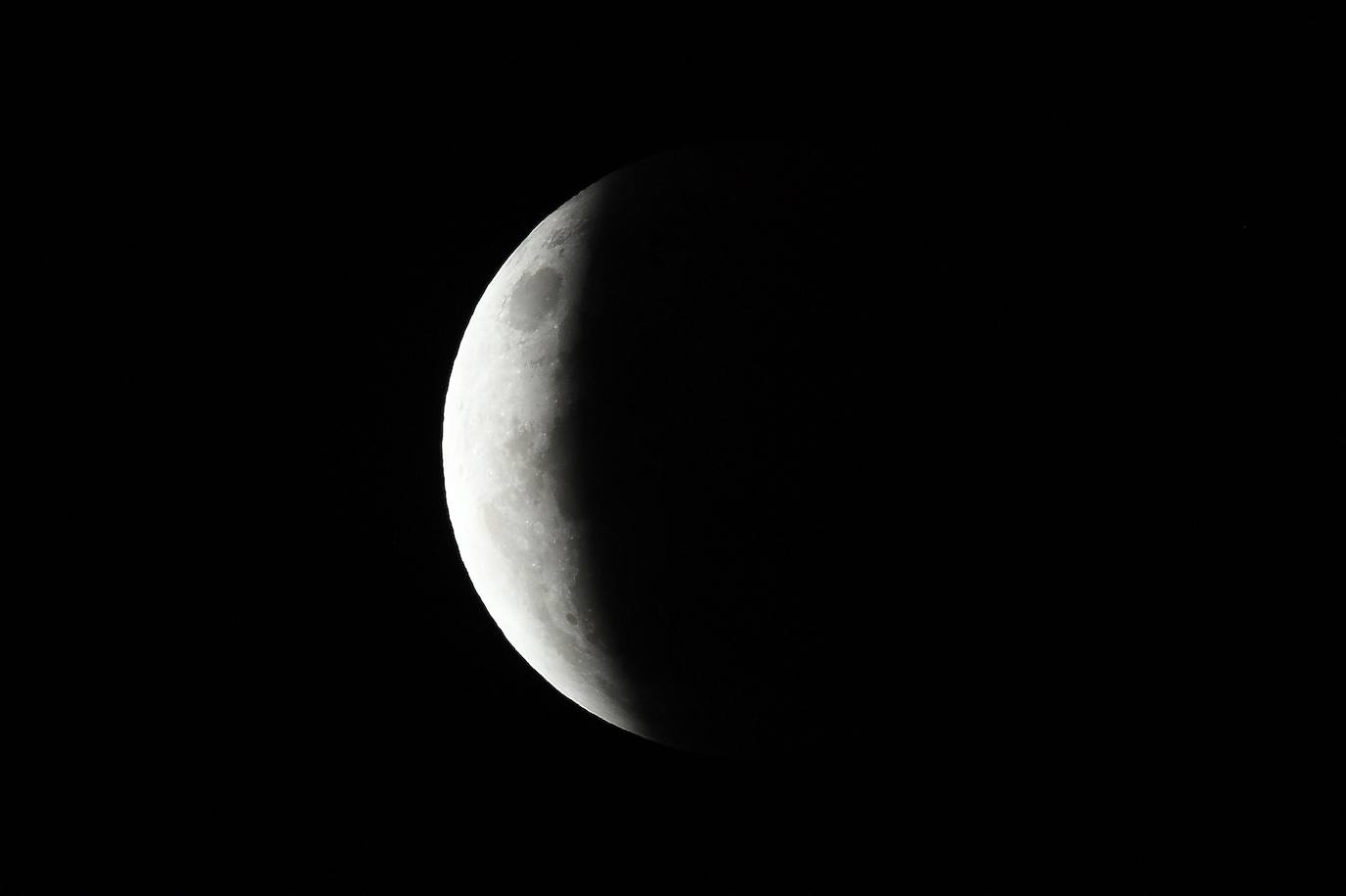 Durante el eclipse, la luna llena ha atravesado la sombra de la Tierra