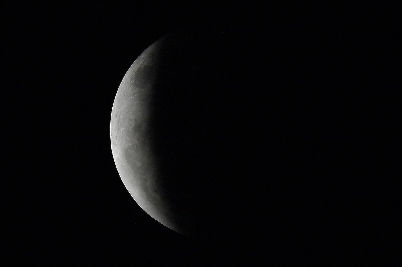 Durante el eclipse, la luna llena ha atravesado la sombra de la Tierra