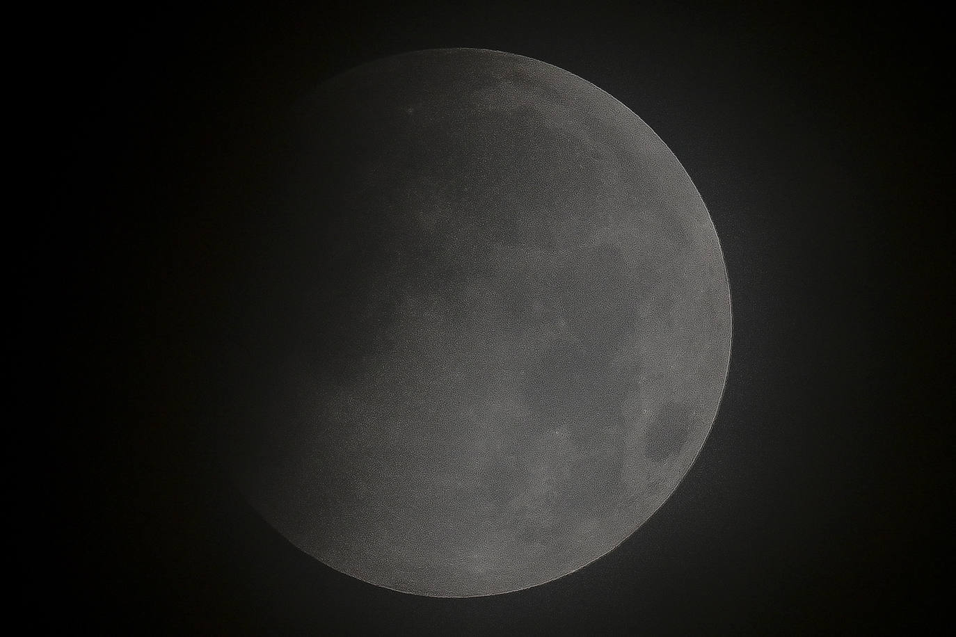 Durante el eclipse, la luna llena ha atravesado la sombra de la Tierra