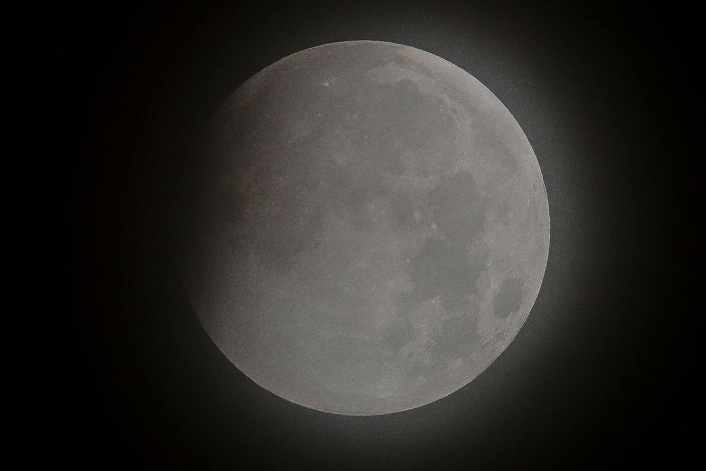 Durante el eclipse, la luna llena ha atravesado la sombra de la Tierra