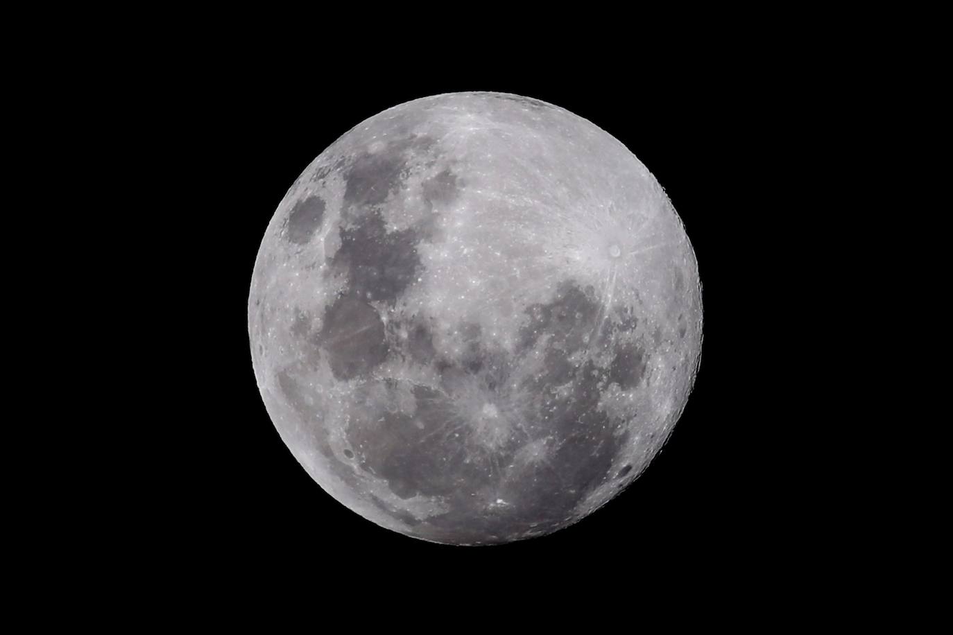 Durante el eclipse, la luna llena ha atravesado la sombra de la Tierra