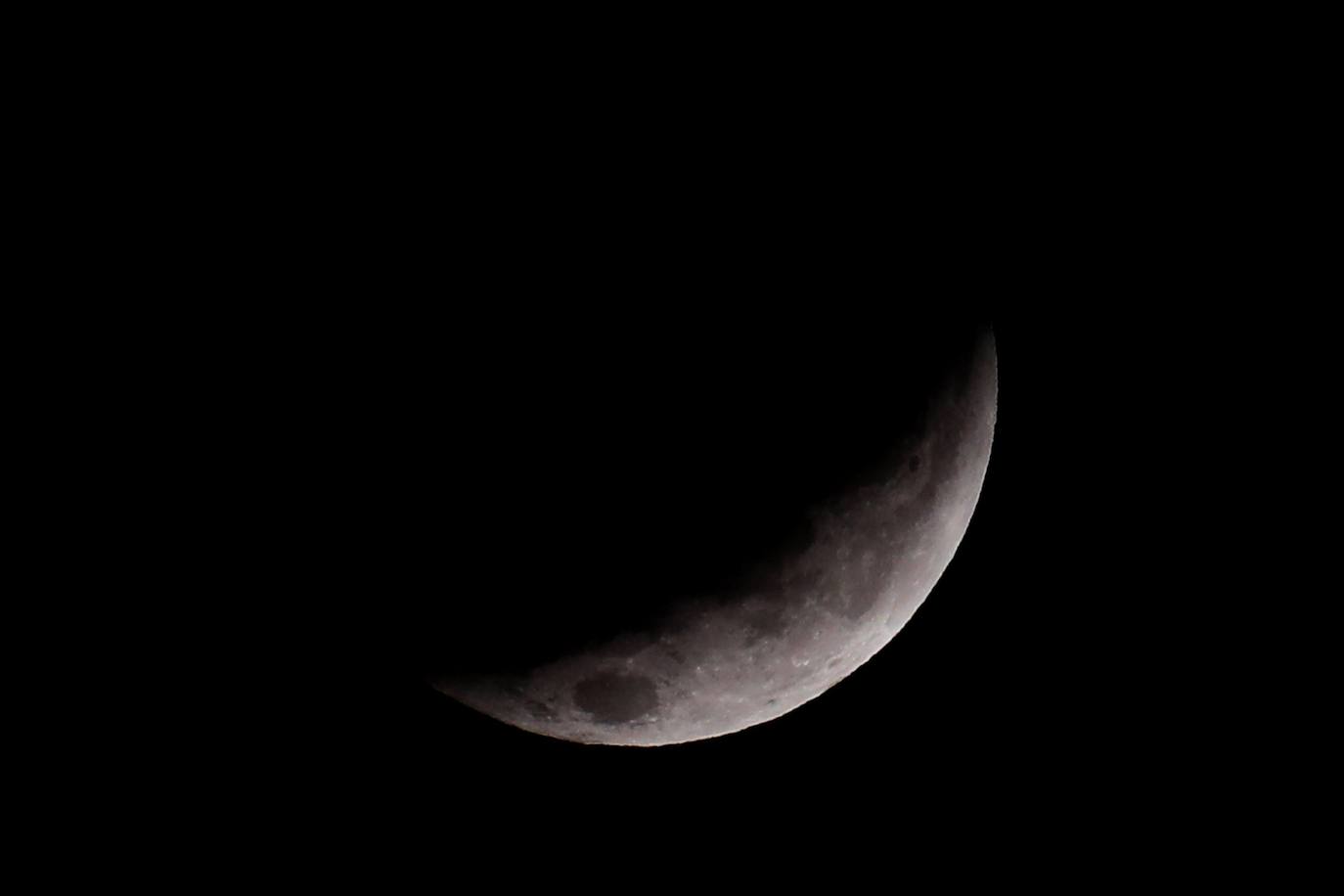 Durante el eclipse, la luna llena ha atravesado la sombra de la Tierra