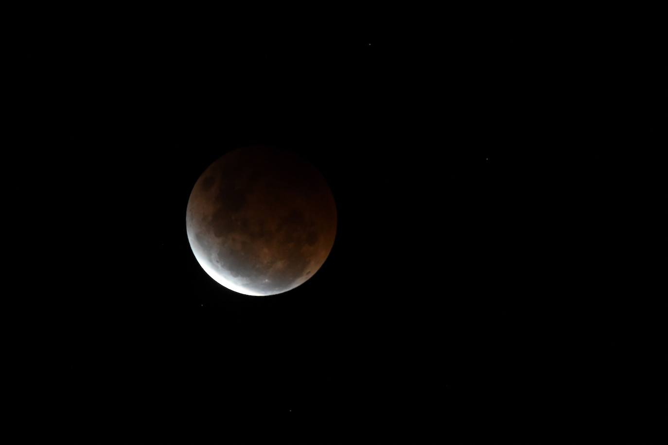 Durante el eclipse, la luna llena ha atravesado la sombra de la Tierra