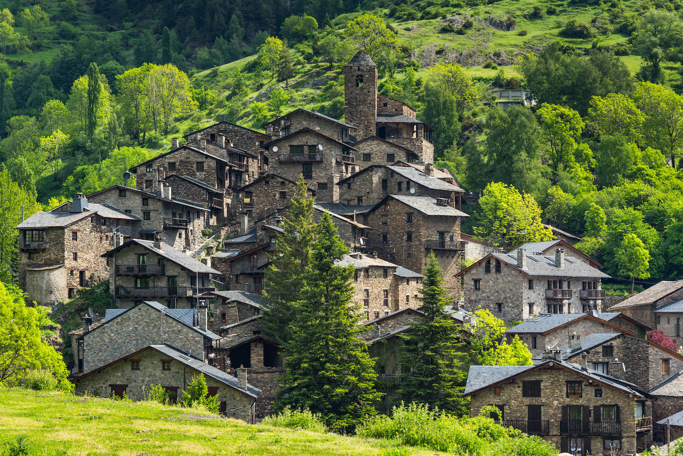 ANDORRA | Seguramente, al pensar en Andorra lo primero que nos viene a la cabeza es nieve y unas estupendas pistas para esquiar. Pero durante los meses de primavera y verano, los amantes del senderismo y de la naturaleza encontrarán en Andorra uno de los mejores destinos para disfrutar en familia. Existen multitud de opciones, tanto para realizar con niños hasta para los más exigentes.