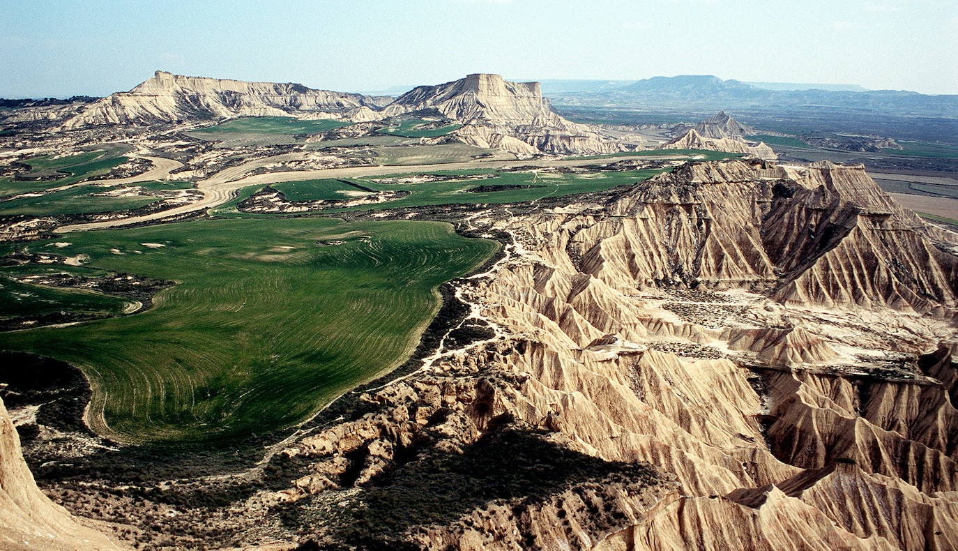 BÁRDENAS REALES (NAVARRA) | Constituyen un paraje semidesértico de 41.845 hectáreas que se extiende por el sureste de la comunidad autónoma de Navarra y parte de la de Aragón, donde ocupa territorio de los municipios de Sádaba, Tauste y Ejea de los Caballeros.​ El visitante se quedará boquiabierto con las caprichosas formas que han dejado allí la erosión del agua y el viento. Fueron declaradas como Reserva de la Biosfera en el año 2000 y su territorio coincide con el del Parque Natural.