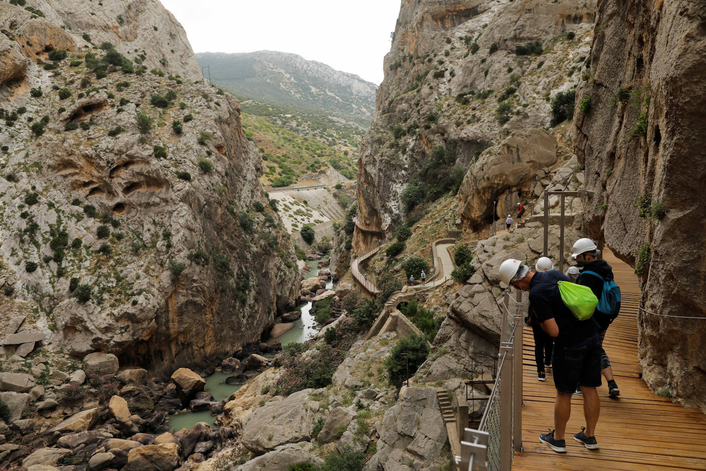 CAMINITO DEL REY (MÁLAGA) | El Caminito del Rey es perfecto para vivir una experiencia única sobre sus pasarelas, construidas sobre desfiladeros a más de 100 metros de altura. El recorrido de esta ruta es lineal y en sentido único y descendiente de Norte (Ardales) a Sur (El Chorro). Para recorrerlo necesitarás comprar entradas que podrás sacar a través de la página web oficial.