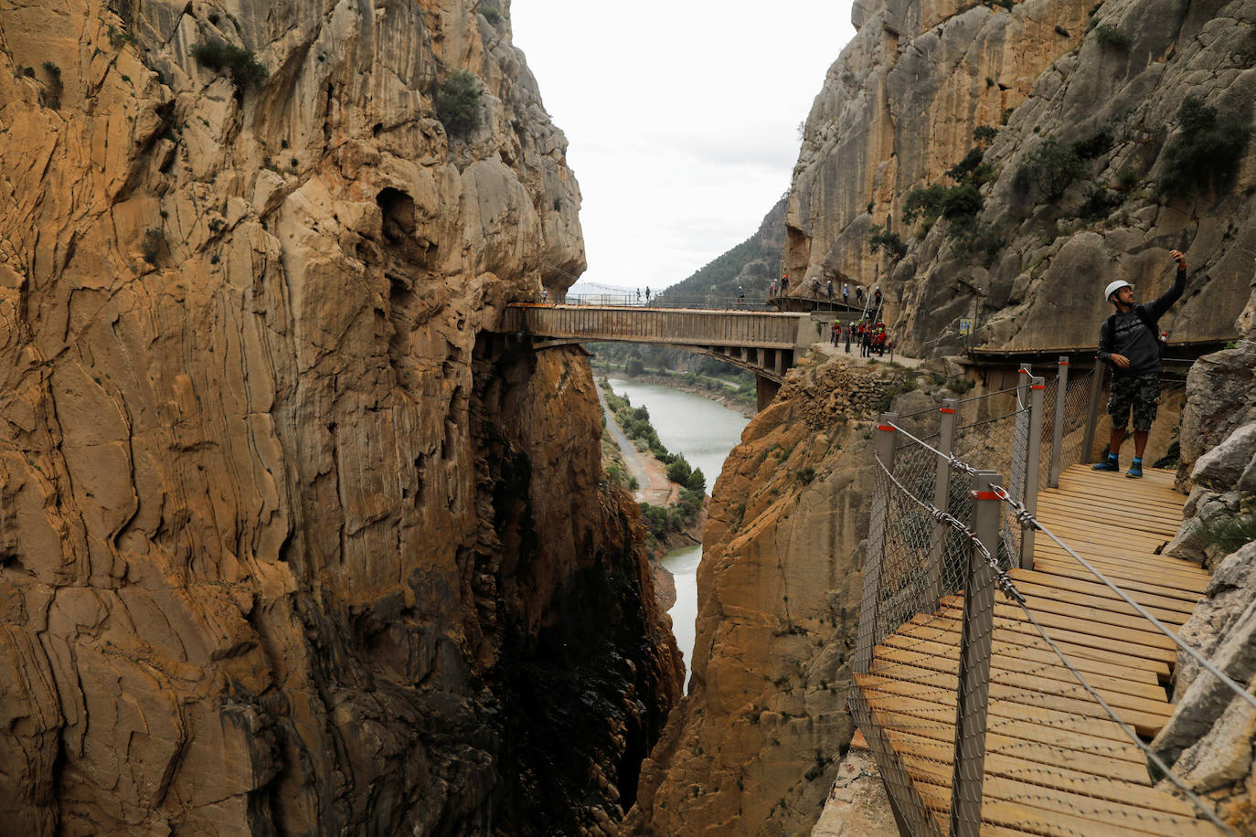 CAMINITO DEL REY (MÁLAGA) | El Caminito del Rey es perfecto para vivir una experiencia única sobre sus pasarelas, construidas sobre desfiladeros a más de 100 metros de altura. El recorrido de esta ruta es lineal y en sentido único y descendiente de Norte (Ardales) a Sur (El Chorro). Para recorrerlo necesitarás comprar entradas que podrás sacar a través de la página web oficial.