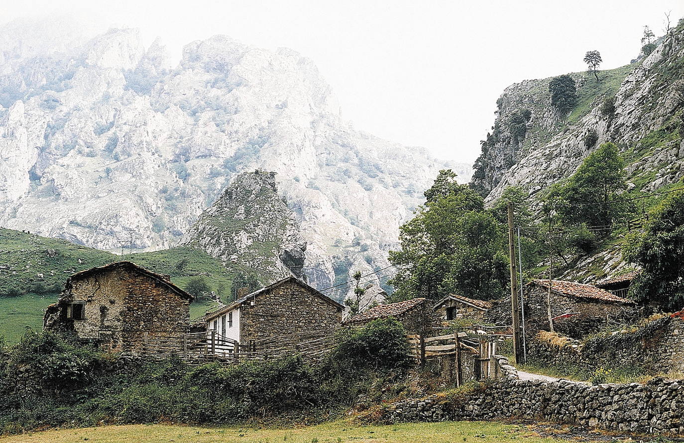 RUTA DEL CARES (PICOS DE EUROPA, ASTURIAS) | En el Parque Nacional de los Picos de Europa, uno de los más visitados de España, se encuentra uno de los itinerarios de senderismo más conocidos, la Ruta del Cares. Mediante unos 12 kilómetros de recorrido, une las provincias de Asturias y León. Esta senda recibe su nombre del río Cares, que la acompaña durante todo el camino, aunque también es conocida como la Divina Garganta. El visitante transitará por caminos estrechos y desfiladeros.