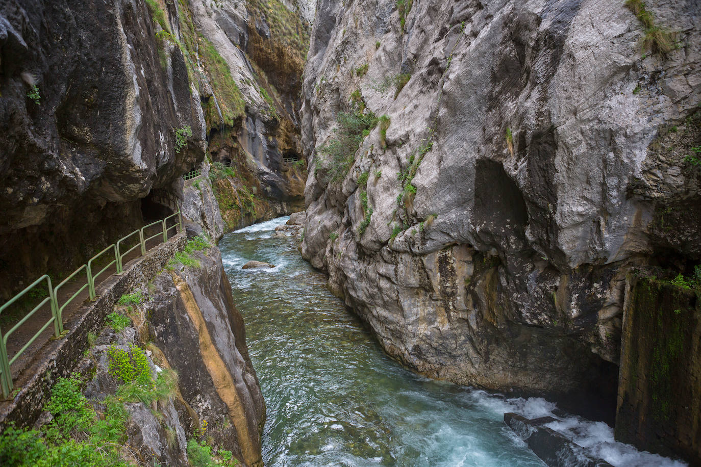 RUTA DEL CARES (PICOS DE EUROPA, ASTURIAS) | En el Parque Nacional de los Picos de Europa, uno de los más visitados de España, se encuentra uno de los itinerarios de senderismo más conocidos, la Ruta del Cares. Mediante unos 12 kilómetros de recorrido, une las provincias de Asturias y León. Esta senda recibe su nombre del río Cares, que la acompaña durante todo el camino, aunque también es conocida como la Divina Garganta. El visitante transitará por caminos estrechos y desfiladeros.